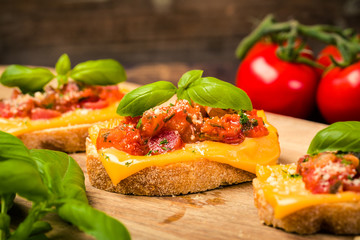 Bruschetta mit Salami und Käse