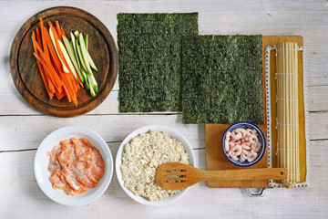 preparazione sushi maki - ingredienti e accessori © stefania57