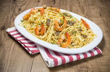 Spaghetti con langostinos y setas