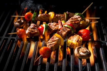 Papier Peint photo Lavable Grill / Barbecue Brochettes de viande aux légumes sur grill flamboyant