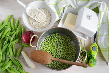 ingredienti per risotto ai piselli freschi