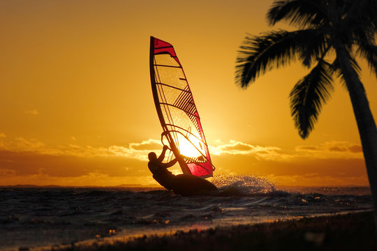 Windsurf au cr&eacute;puscule.