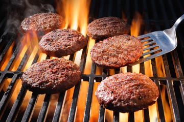 Galettes de hamburger de boeuf grésillant sur le barbecue
