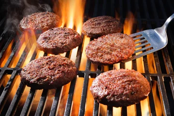 Gardinen Rindfleisch-Hamburger-Patties brutzeln auf dem Grill © Alexander Raths