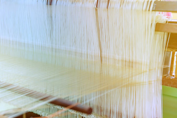 Weaving loom and shuttle on the warp