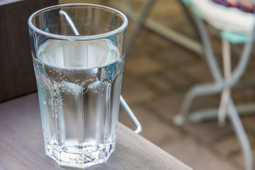 Lauwarmes Mineralwasser als beste Erfrischung im Hochsommer