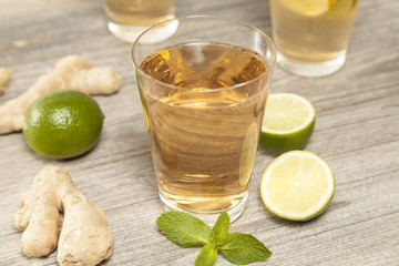 Ginger ale mit Limette und Ingwer