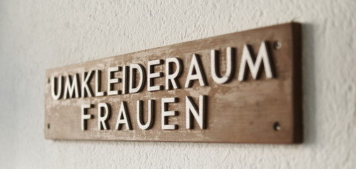 Sign Locker room sign for Women - Umkleideraum Frauen Schild