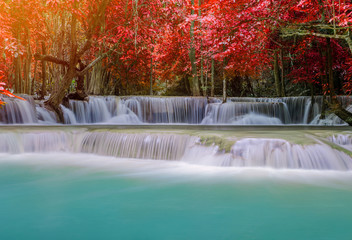 Fototapety  Wodospad w głębokiej dżungli lasów deszczowych (Huay Mae Kamin Waterfall i