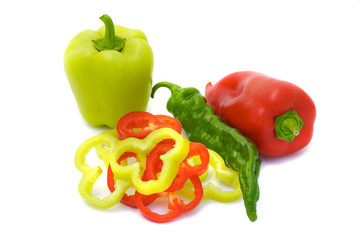 Зеленый и красный перец на белом фоне
