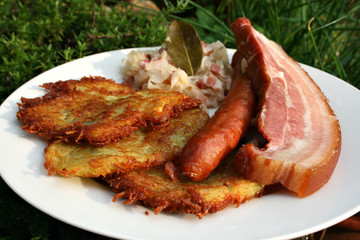 organisch, lifestyle, reibekuchen, schweinebauch, weinsauerkraut mit speck, lorbeerblatt, mettwurst