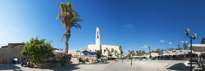 Israele, la città vecchia di Giaffa: piazza Kedumim con la Chiesa di San Pietro, costruita nel 1964, il 31 agosto 2015 