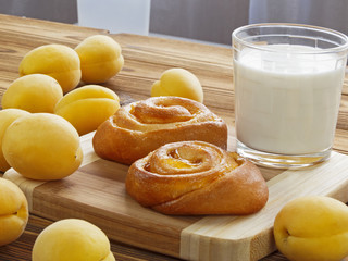 roll with apricots and milk