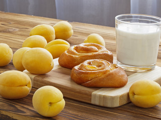 roll with apricots and milk