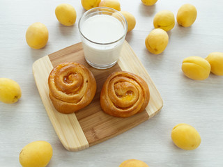 roll with apricots and milk
