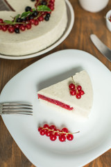 mousse Vanilla cake with red currant