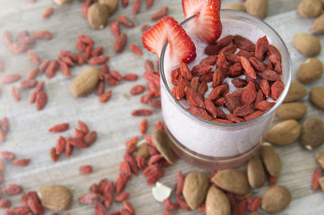 frullato con fragole e bacche di goji