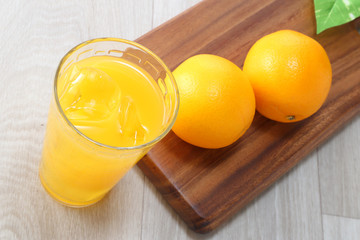 オレンジジュースと果実