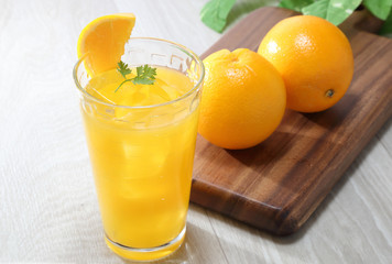 Fototapeta na wymiar オレンジジュースと果実
