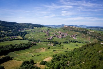 Fototapeta na wymiar Village français de Bourgogne, Vergisson, en vue aérienne
