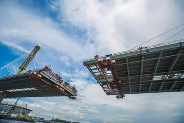 Fotobehang Bruggen De voltooiing van de brug over de rivier. Kabel. onderaanzicht  © hayoshka