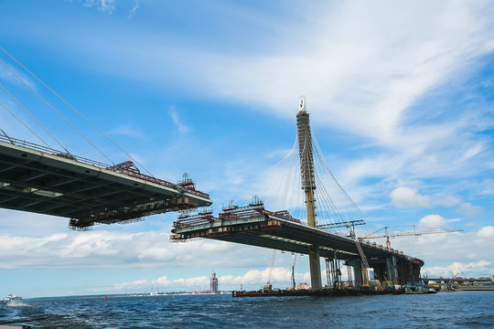 Fototapeta ST. PETERSBURG, RUSSIA: Construction of the bridge across river