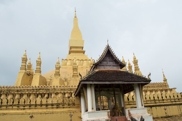 Fototapeta na wymiar Wat in Lao.temple gold on sky background. 