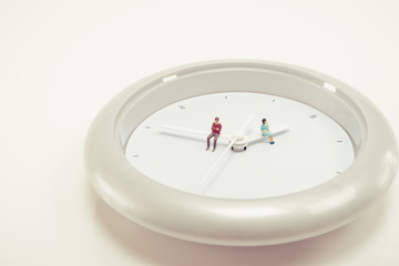 時計に座っている男女