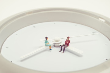 時計に座っている男女