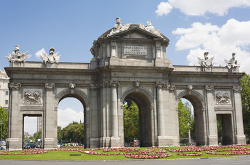 Obraz premium Puerta de Alcala in Madrid in a beautiful summer day