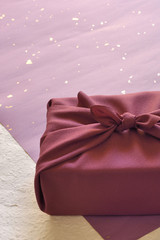 紫色の風呂敷包み　白色背景
