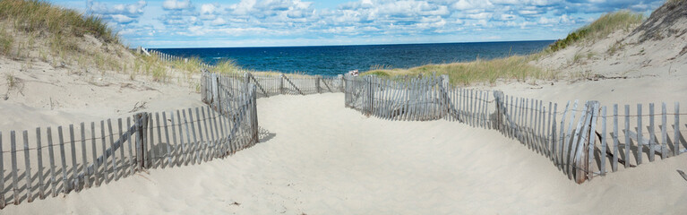 Fototapeta premium Plaża w Provincetown, Massachusetts na Cape Cod z morzem i chmurami proporcjonalnymi do dużego mobilnego banera