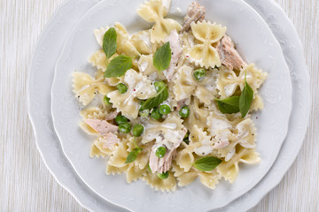 Farfalle with salmon