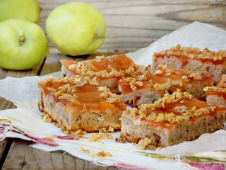 cake with apples, jelly and caramelized flakes