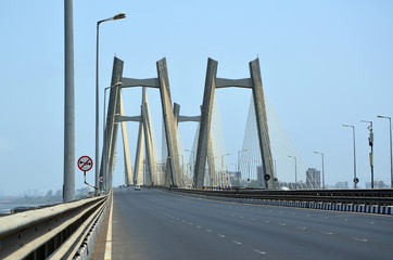 Obraz premium The Bandra-Worli Sea Link, officially called Rajiv Gandhi Sea Link, is a cable-stayed bridge that links Bandra in the Western Suburbs of Mumbai with Worli in South Mumbai