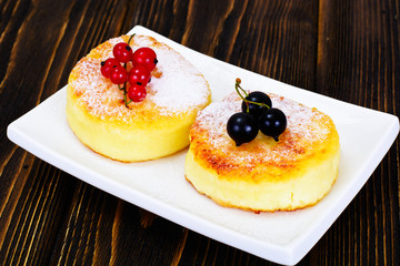 Cheesecakes with Chocolate and Red Currant