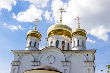 Fototapeta na wymiar Golden domes of Christianity orthodox cathedral