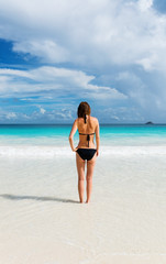 Fototapeta na wymiar Woman stands near the ocean