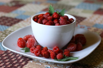 Красные ягоды в белой посуде.