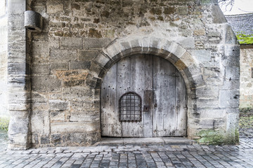 Fototapeta na wymiar Altes Holztor in der Wehrmauer einer mittelalterlichen Festung in Rothenburg