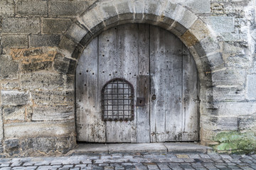 Fototapeta na wymiar Großes Tor in der Wehrmauer einer mittelalterlichen Festung