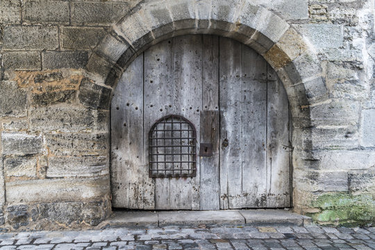 Großes Tor in der Wehrmauer einer mittelalterlichen Festung