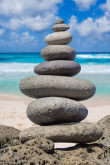 Fototapeta na wymiar pierres en équilibre sur fond de plage 