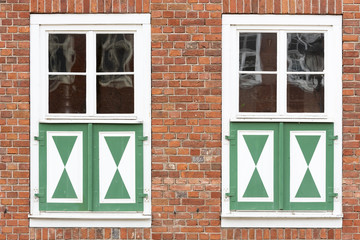 Fenster an einem Backsteinhaus, holländisch