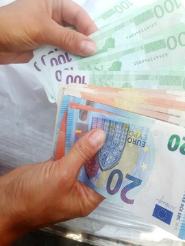 Frau z&auml;hlt Geld, Geldscheine
