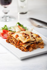 italienische Lasagne auf einem quadratischen Teller