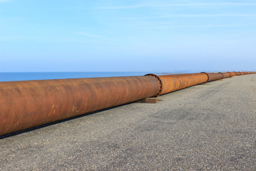 Eisenrohre - Sandvorspülung am Meer
