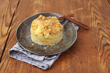 apple crumble muffin with cinnamon