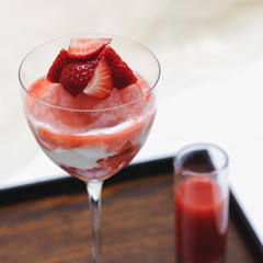 Dessert fraise pamplemousse, crème et coulis de fraise