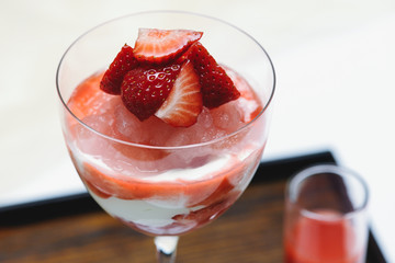 Dessert fraise pamplemousse, crème et coulis de fraise